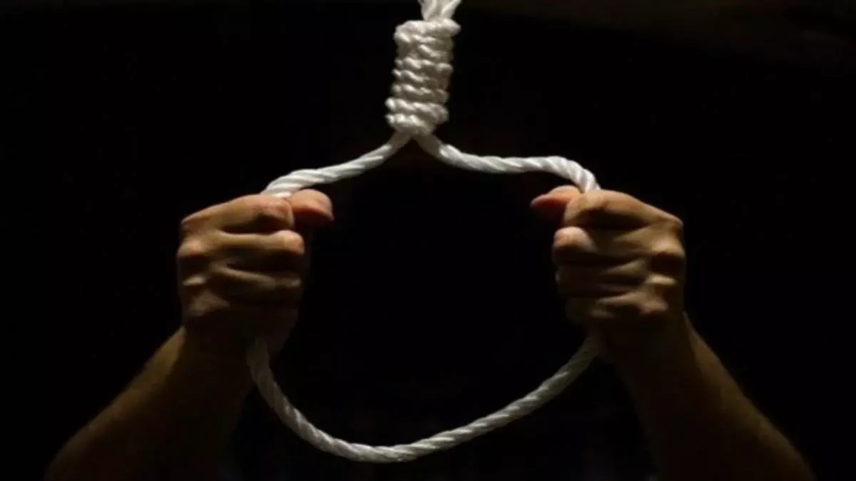 भोपाल-कर्ज से परेशान था परिवार, रात होते ही बच्चों के साथ पति-पत्नी ने उठाया खौफनाक कदम भोपाल-कर्ज से परेशान था परिवार, रात होते ही बच्चों के साथ पति-पत्नी ने उठाया खौफनाक कदम