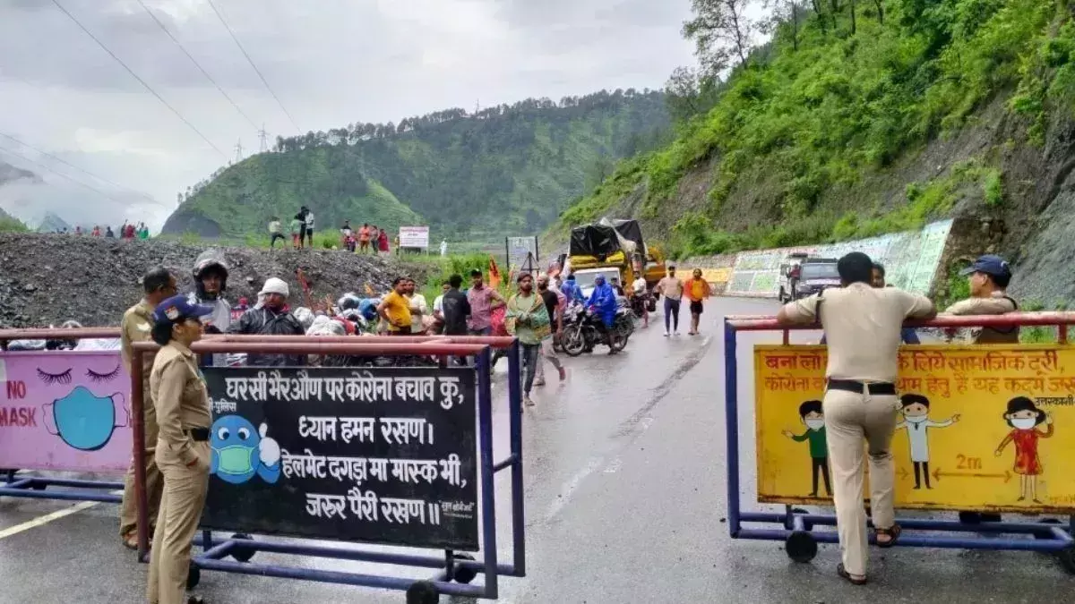 उत्तरकाशी न्यूज़: पुलिस के रोकने पर कांवरियों ने किया हंगामा, भूस्खलन से परेशानी