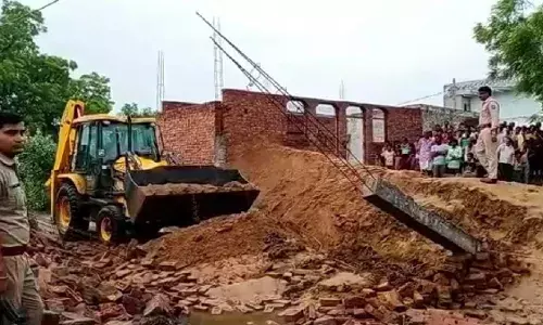 Aligarh News: बारिश में ढहा दो मंजिला मकान, महिला पार्षद और जीएम में भिड़ंत; दोनों पक्षों की ओर से मुकदमा दर्ज Aligarh News: बारिश में ढहा दो मंजिला मकान, महिला पार्षद और जीएम में भिड़ंत; दोनों पक्षों की ओर से मुकदमा दर्ज