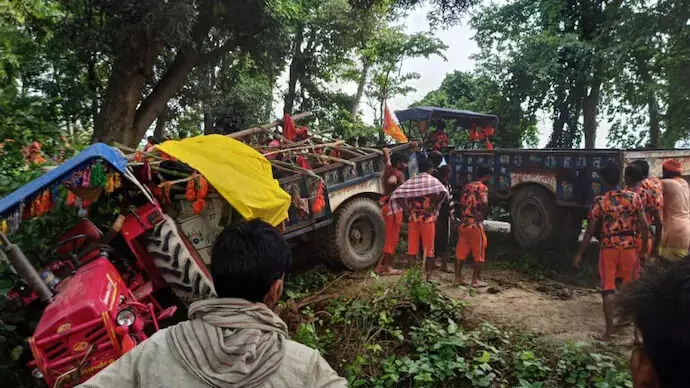 देहरादून हादसा: आशारोड़ी चौकी के पास देर रात पलटी यूपी के कांवरियों की ट्रैक्टर-ट्रॉली, 20 से ज्यादा घायल देहरादून हादसा: आशारोड़ी चौकी के पास देर रात पलटी यूपी के कांवरियों की ट्रैक्टर-ट्रॉली, 20 से ज्यादा घायल