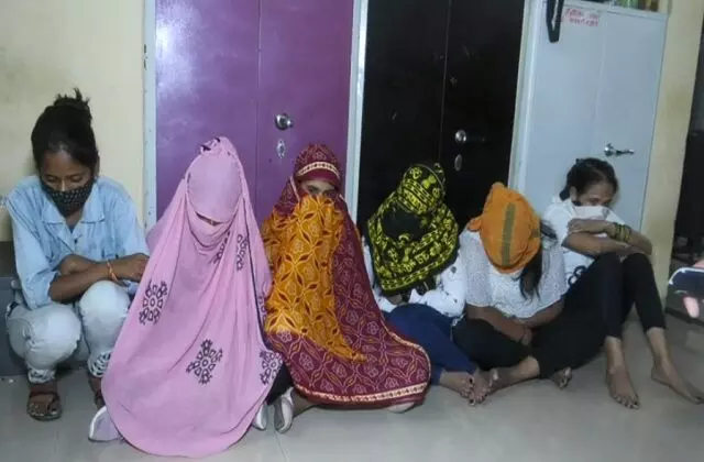 फ्लैट में देहव्यापार:उज्बेक महिला कर रही थी धंधा, पुलिस ने छापा मारकर महिला को रंगेहाथ पकड़ा; बड़ा ख़ुलासा फ्लैट में देहव्यापार:उज्बेक महिला कर रही थी धंधा, पुलिस ने छापा मारकर महिला को रंगेहाथ पकड़ा; बड़ा ख़ुलासा