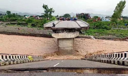 कोटद्वार में मालन नदी में टूटा पुल, तीन नदी में बहे; लापता युवक का शव बरामद कोटद्वार में मालन नदी में टूटा पुल, तीन नदी में बहे; लापता युवक का शव बरामद