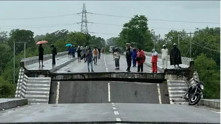 उत्तराखंडः कोटद्वार में मालन नदी पर बना पुल असुरक्षित श्रेणी में शामिल, लोनिवि ने की अनदेखी उत्तराखंडः कोटद्वार में मालन नदी पर बना पुल असुरक्षित श्रेणी में शामिल, लोनिवि ने की अनदेखी