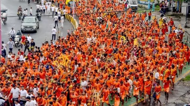 सावन के दूसरे सोमवार को काशी हुई शिवमय: आस्था का सैलाब, गौरी-शंकर से सजे होंगे काशी विश्वनाथ सावन के दूसरे सोमवार को काशी हुई शिवमय: आस्था का सैलाब, गौरी-शंकर से सजे होंगे काशी विश्वनाथ