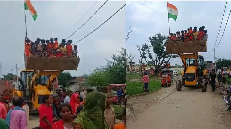 सावन में आस्था के अजब-गजब रंग: बरेली से बुलडोजर के साथ निकली कांवर यात्रा, कांवरियों में दिखा जबरदस्त उत्साह सावन में आस्था के अजब-गजब रंग: बरेली से बुलडोजर के साथ निकली कांवर यात्रा, कांवरियों में दिखा जबरदस्त उत्साह