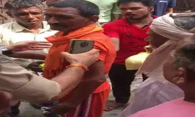 नोएडा: जलाभिषेक से रोकने पर हुआ विवाद, थानेदार ने कांवरिया को दी जूते से मारने की धमकी नोएडा: जलाभिषेक से रोकने पर हुआ विवाद, थानेदार ने कांवरिया को दी जूते से मारने की धमकी