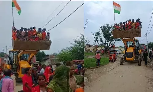 सावन में आस्था के अजब-गजब रंग: बरेली से बुलडोजर के साथ निकली कांवर यात्रा, कांवरियों में दिखा जबरदस्त उत्साह सावन में आस्था के अजब-गजब रंग: बरेली से बुलडोजर के साथ निकली कांवर यात्रा, कांवरियों में दिखा जबरदस्त उत्साह