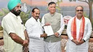 यूपी पॉलिटिक्स: दारा सिंह चौहान ने विधानसभा अध्यक्ष को सौंपा इस्तीफा, बीजेपी प्रदेश अध्यक्ष रहे मौजूद यूपी पॉलिटिक्स: दारा सिंह चौहान ने विधानसभा अध्यक्ष को सौंपा इस्तीफा, बीजेपी प्रदेश अध्यक्ष रहे मौजूद