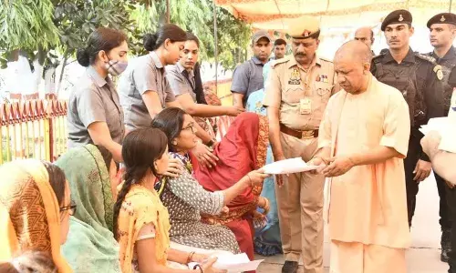 सीएम की चौखट पर महिला मुखिया बोलीं: महाराज जी! मेरी बेटियों के साथ आम रास्ते को लेकर मारपीट की गई, मैं आत्मदाह कर लूंगा