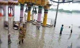 बाढ़ का पानी घरों में घुसा, युवक की डूबने से मौत; दो हज़ार लोगों को बचाया गया