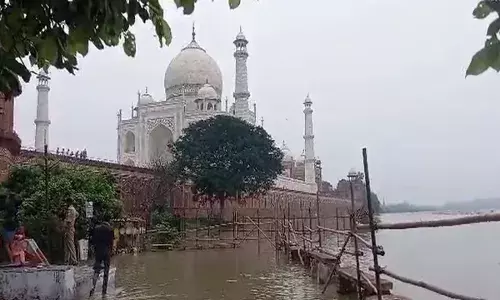 आगरा में बाढ़: ताज महल के दशहरा घाट और महताब बाग के ऊपर तक आया पानी, यमुना का रौद्र रूप देख सहमे लोग आगरा में बाढ़: ताज महल के दशहरा घाट और महताब बाग के ऊपर तक आया पानी, यमुना का रौद्र रूप देख सहमे लोग