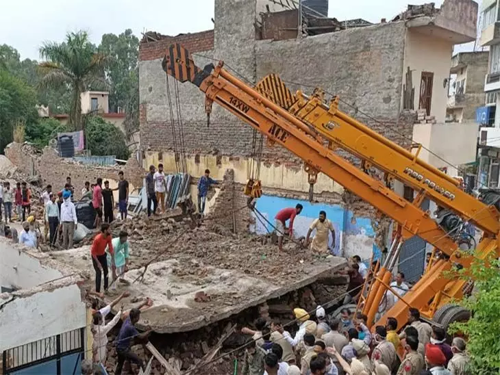 मकान का लेंटर गिरा, चार लोगों की मौत, मरने वालों में पति-पत्नी और दो बच्चे शामिल मकान का लेंटर गिरा, चार लोगों की मौत, मरने वालों में पति-पत्नी और दो बच्चे शामिल