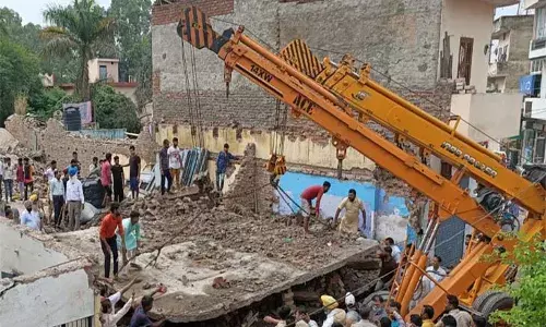 मकान का लेंटर गिरा, चार लोगों की मौत, मरने वालों में पति-पत्नी और दो बच्चे शामिल