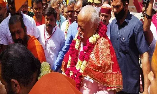 ग़ाज़ीपुर: सिद्धपीठ हथियाराम मठ पहुंचे संघ प्रमुख मोहन भागवत, मां बुढ़िया माई के दरबार में टेका माथा