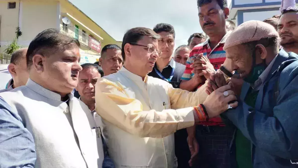 चमोली हादसा:चमोली हादसे के पीड़ितों के परिवारों से मिले सीएम धामी; नम आंखें चमोली हादसा:चमोली हादसे के पीड़ितों के परिवारों से मिले सीएम धामी; नम आंखें