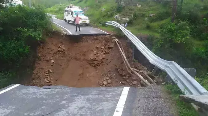 उत्तराखंड मौसम: बद्रीनाथ हाईवे कई स्थानों पर अवरुद्ध, 1500 यात्री फंसे, कर्णप्रयाग-रानीखेत हाईवे के पास धंसी सड़क उत्तराखंड मौसम: बद्रीनाथ हाईवे कई स्थानों पर अवरुद्ध, 1500 यात्री फंसे, कर्णप्रयाग-रानीखेत हाईवे के पास धंसी सड़क