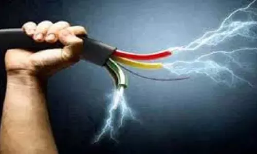 बदायूं में दर्दनाक हादसा: घर के बाहर सो रहे परिवार पर गिरी हाईटेंशन लाइन, मां-बेटे-बेटी की मौत; तीन झुलस गए बदायूं में दर्दनाक हादसा: घर के बाहर सो रहे परिवार पर गिरी हाईटेंशन लाइन, मां-बेटे-बेटी की मौत; तीन झुलस गए