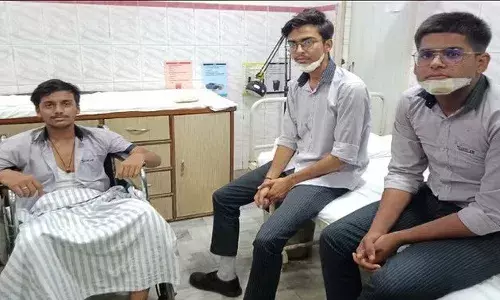 मेरठ में सड़क का हाल: ट्रांसलेम अकादमी की बस गड्ढे में गिरी, चार छात्र घायल