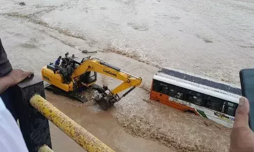 बड़ा हादसा टला: नदी की उफनती धारा में फंसी थी रोडवेज बस, जेसीबी से 70 यात्रियों को सुरक्षित निकाला गया