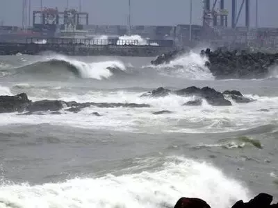 बंगाल की खाड़ी में फिर पनप रहा चक्रवाती तूफान, इन 12 राज्यों के लिए जारी हुआ भारी बारिश का अलर्ट बंगाल की खाड़ी में फिर पनप रहा चक्रवाती तूफान, इन 12 राज्यों के लिए जारी हुआ भारी बारिश का अलर्ट