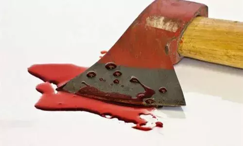 आगरा में खूनी खेल:दो भाइयों की कुल्हाड़ी से काट कर हत्या, पिता की हालत गंभीर; बड़े भाई ने घटना को अंजाम दिया आगरा में खूनी खेल:दो भाइयों की कुल्हाड़ी से काट कर हत्या, पिता की हालत गंभीर; बड़े भाई ने घटना को अंजाम दिया