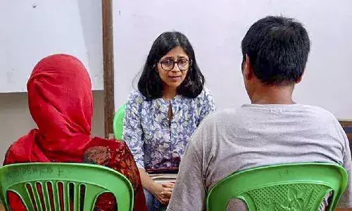 दिल्ली महिला आयोग ने मणिपुर में निर्वस्त्र की गईं और मारपीट की शिकार महिलाओं के परिजनों से मुलाकात की