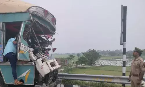 इटावा: कंटेनर ने पीछे से अज्ञात वाहन को मारी टक्कर, केबिन में फंसने से चालक की मौत, शव को पोस्टमॉर्टम के लिए भेजा गया इटावा: कंटेनर ने पीछे से अज्ञात वाहन को मारी टक्कर, केबिन में फंसने से चालक की मौत, शव को पोस्टमॉर्टम के लिए भेजा गया