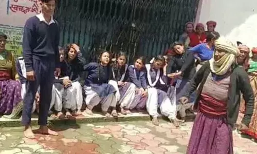 स्कूल की नई भवन  में बैठते ही बेहोश हो गई एक साथ कक्षा  की 10 छात्राये , अचानक कुछ रोने और चीखने लगीं स्कूल की नई भवन  में बैठते ही बेहोश हो गई एक साथ कक्षा  की 10 छात्राये , अचानक कुछ रोने और चीखने लगीं