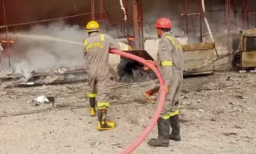 यूपी: वृंदावन में प्रेम मंदिर के सामने रेस्टोरेंट में लगी भीषण आग, विस्फोट के साथ फटा सिलेंडर; विप्लव यूपी: वृंदावन में प्रेम मंदिर के सामने रेस्टोरेंट में लगी भीषण आग, विस्फोट के साथ फटा सिलेंडर; विप्लव