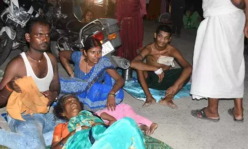 बीआरडी में आग: सड़क पर आया इमरजेंसी वार्ड, जान बचाकर भागे मरीज-तीमारदार बीआरडी में आग: सड़क पर आया इमरजेंसी वार्ड, जान बचाकर भागे मरीज-तीमारदार