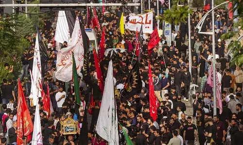 तीन दशक बाद कश्मीर में मनाया गया मुहर्रम, प्रशासन की हो रही है तारीफ तीन दशक बाद कश्मीर में मनाया गया मुहर्रम, प्रशासन की हो रही है तारीफ