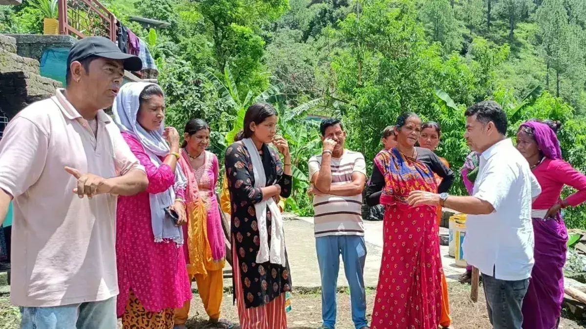 बागेश्वर समाचार: बागेश्वर के इस गांव में धंस रही जमीन, ग्रामीणों ने दूसरे गांव में बसाने की मांग की बागेश्वर समाचार: बागेश्वर के इस गांव में धंस रही जमीन, ग्रामीणों ने दूसरे गांव में बसाने की मांग की