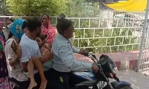 ये है दर्दनाक तस्वीर: नहीं मिला शव...तो बाइक से ले गए बेटी के शव को, कल्याणपुर सीएचसी का है मामला ये है दर्दनाक तस्वीर: नहीं मिला शव...तो बाइक से ले गए बेटी के शव को, कल्याणपुर सीएचसी का है मामला