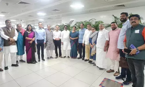 विपक्षी दलों के सांसद मणिपुर की यात्रा पर, जमीनी हालत जानने के बहाने राजनीति की तैयारी विपक्षी दलों के सांसद मणिपुर की यात्रा पर, जमीनी हालत जानने के बहाने राजनीति की तैयारी