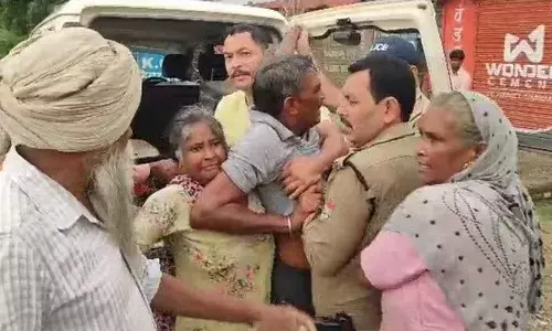 उधम सिंह नगर समाचार: पुलिस हिरासत से शराब तस्कर को छुड़ाने का प्रयास, वर्दी फाड़ी उधम सिंह नगर समाचार: पुलिस हिरासत से शराब तस्कर को छुड़ाने का प्रयास, वर्दी फाड़ी