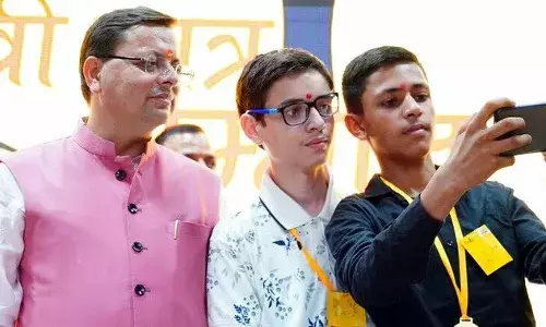 उत्तराखंड: मेधावी विद्यार्थियों से मिले सुझावों की पुस्तिका होगी प्रकाशित, सीएम के साथ सेल्फी लेकर खिले चेहरे