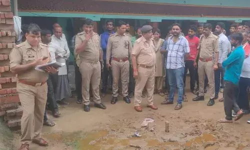 एटा:दो बेटियों संग मां का फंदे से लटकता मिला शव ,जानकारी के बाद मौत पर पहुँची पुलिस एटा:दो बेटियों संग मां का फंदे से लटकता मिला शव ,जानकारी के बाद मौत पर पहुँची पुलिस