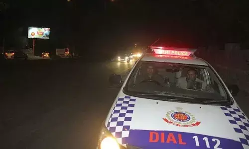 दिल्ली में वकील से मारपीट का मामला: फोन छीना-स्मार्ट वॉच तोड़ी, थाने ले जाकर थप्पड़ मारा; दो पुलिसकर्मी सस्पेंड दिल्ली में वकील से मारपीट का मामला: फोन छीना-स्मार्ट वॉच तोड़ी, थाने ले जाकर थप्पड़ मारा; दो पुलिसकर्मी सस्पेंड