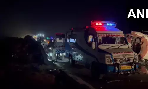 कार और कंटेनर के बीच जोरदार टक्कर, हादसे में चार लोगों की मौत