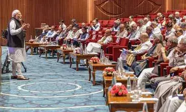 एनडीए सांसदों की दस दिन की मीटिंग मैराथन आज से शुरू, पीएम खुद मिलकर करेंगे विचार विमर्श एनडीए सांसदों की दस दिन की मीटिंग मैराथन आज से शुरू, पीएम खुद मिलकर करेंगे विचार विमर्श