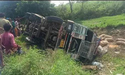 ट्रक ने तीन को कुचला:सड़क किनारे खड़े थे मामा और दो भतीजे, पीछे से आई मौत... छीन ली तीनों की जिंदगी ट्रक ने तीन को कुचला:सड़क किनारे खड़े थे मामा और दो भतीजे, पीछे से आई मौत... छीन ली तीनों की जिंदगी