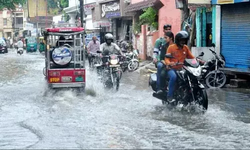 गोरखपुर का हाल: ढाई घंटे की बारिश में कई मोहल्लों के घरों में घुसा पानी, लोगों को उठानी पड़ी मुसीबत