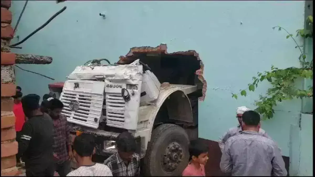 मैनपुरी: छत पर सो रहा था परिवार, आधी रात में तीन दीवारें तोड़ता हुआ ट्रक घर में घुसा, फिर... मैनपुरी: छत पर सो रहा था परिवार, आधी रात में तीन दीवारें तोड़ता हुआ ट्रक घर में घुसा, फिर...