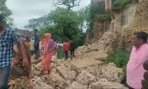 आगरा में बड़ा हादसा: सीलन के कारण 300 साल पुरानी हवेली गिरी, एक बच्ची समेत दो की मौत, कई लोग मलबे में दबे आगरा में बड़ा हादसा: सीलन के कारण 300 साल पुरानी हवेली गिरी, एक बच्ची समेत दो की मौत, कई लोग मलबे में दबे