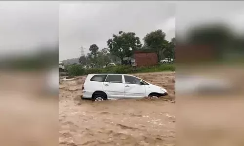 देहरादून: उफान पर आया बरसाती नाला, तेज बहाव में बह गई इनोवा, पांच लोग थे सवार, ऐसे बची जान.... देहरादून: उफान पर आया बरसाती नाला, तेज बहाव में बह गई इनोवा, पांच लोग थे सवार, ऐसे बची जान....