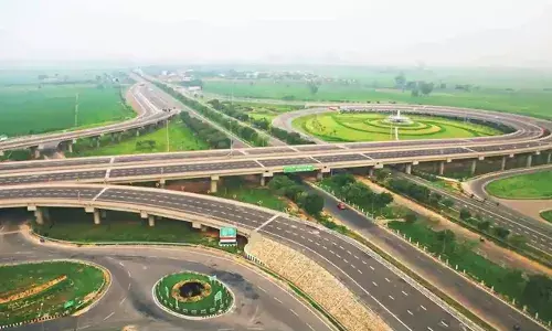 नोएडा न्यूज़: अवैध कॉलोनियों पर चला यीडा का बुलडोजर