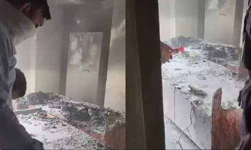 ग्रेटर नोएडा: राधा स्काई गार्डन सोसाइटी के फ्लैट में लगी आग, अफरा-तफरी का माहौल