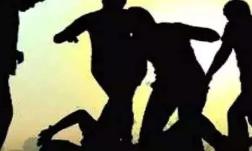 यूपी: 3 साल की लव मैरिज के बाद ससुराल वालों की जिद, नहीं मानी तो दामाद को पीटा, कहा- मर जाऊंगा, नहीं बदलूंगा धर्म यूपी: 3 साल की लव मैरिज के बाद ससुराल वालों की जिद, नहीं मानी तो दामाद को पीटा, कहा- मर जाऊंगा, नहीं बदलूंगा धर्म