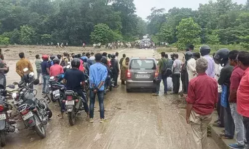 नैनीताल: भारी बारिश के बाद उफान पर आया शेर नाला, तेज बहाव में गोलापुर के ग्रामीण बहे, दर्जनों गाड़ियां फंसी