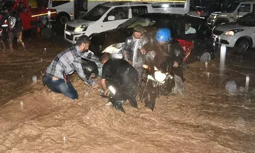 उत्तराखंड मौसम: हलद्वानी में भारी बारिश का कहर, छह घर डूबे, घरों-दुकानों में घुसा पानी उत्तराखंड मौसम: हलद्वानी में भारी बारिश का कहर, छह घर डूबे, घरों-दुकानों में घुसा पानी